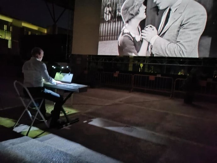Archivo - Sesión de cine mudo en una edición anterior del Cine de Verano.