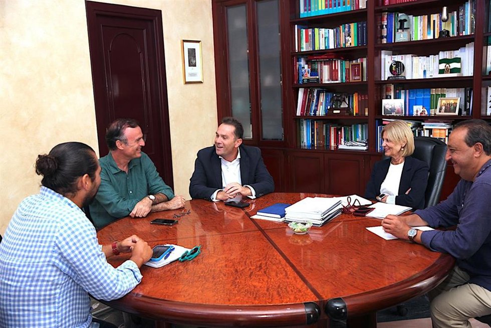 La alcaldesa de Jerez de la Frontera (Cádiz), María José García-Pelayo, junto al delegado de Cultura, Patrimonio Histórico y Grandes Eventos, Francisco Zurita, en una reunión con la familia Méndez de la Paquera de Jerez