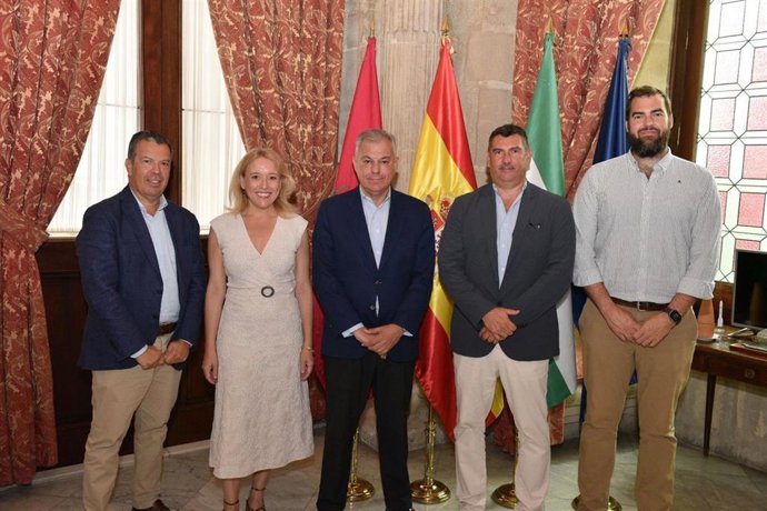 De izquierda a derecha, Ricardo Villena, gerente del IMD, María Tena, delegada de Deportes; José Luis Sanz, alcalde; Juan Ramón Jordán, presidente del Cajasol Sevilla BM Proin, y Juan Andreu, director Deportivo de este club