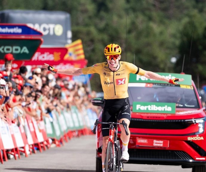 Andreas Leknessund celebra su victoria en la etapa de La Vuelta 2026
