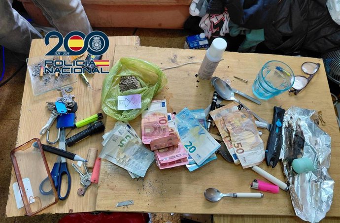 Desarticulado un punto negro de venta y cocinado de drogas en Vigo, con un detenido.