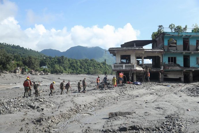 28 de agosto de 2026, Nuwakot, Nepal: Uma grande enchente no rio Bhotekoshi afetou as margens do rio e as casas próximas em Nuwakot, no Nepal, causando danos generalizados a residências, estradas, pontes e outras infraestruturas da região. Muitas pessoas 