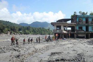 .Una enorme crescuda del riu Bhotekoshi ha afectat a les riberes i a diversos habitatges propers a Nuwakot, Nepal.