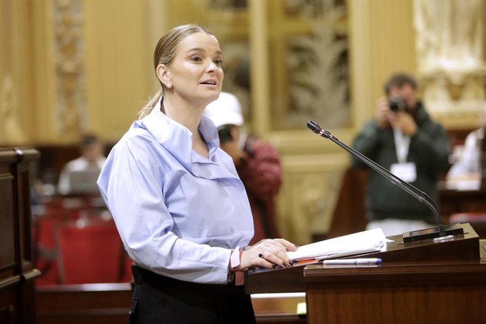 Archivo - La presidenta del Govern balear, Marga Prohens, en un pleno