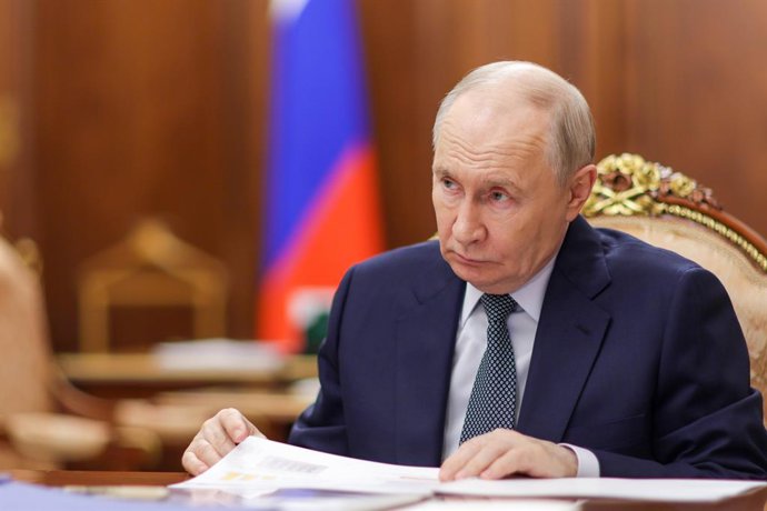 RÚSSIA, MOSCOU – 27 DE AGOSTO DE 2026: O presidente da Rússia, Vladimir Putin, observa durante uma reunião com a chefe da Agência Federal Médico-Biológica da Rússia (FMBA), Veronika Skvortsova, no Kremlin de Moscou