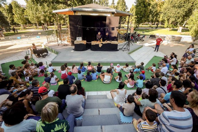 Archivo - Público observa la representación de la obra ‘Alfredo, el coleccionista de mariposas’ durante un festival de títeres, en el Teatro de Títeres de El Retiro, a 21 de agosto de 2022, en Madrid (España).