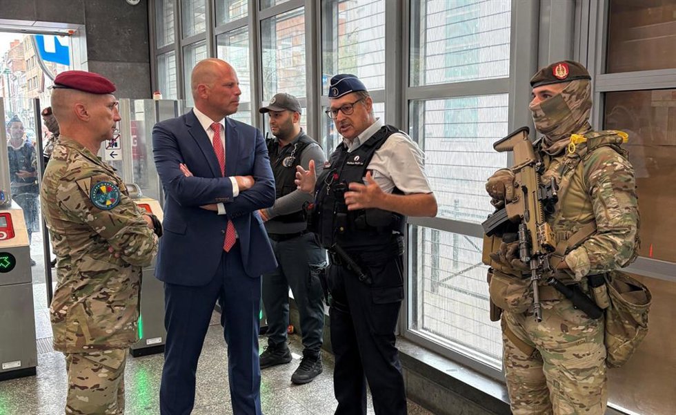 El ministro de Defensa de Bélgica, Theo Francken, junto a militares y policías belgas