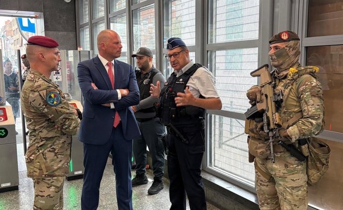 El ministro de Defensa de Bélgica, Theo Francken, junto a militares y policías belgas