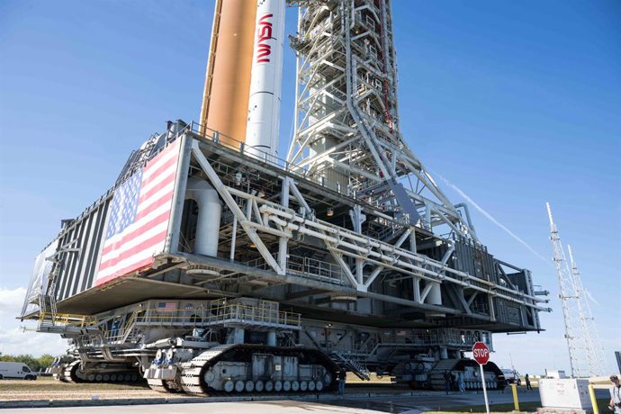 Archivo - Arquivo - 17 de janeiro de 2026, Centro Espacial Kennedy, Flórida, Estados Unidos da América: O foguete do Sistema de Lançamento Espacial (SLS) da NASA, com a espaçonave Orion a bordo do lançador móvel, percorre lentamente o trajeto de 4,2 milha