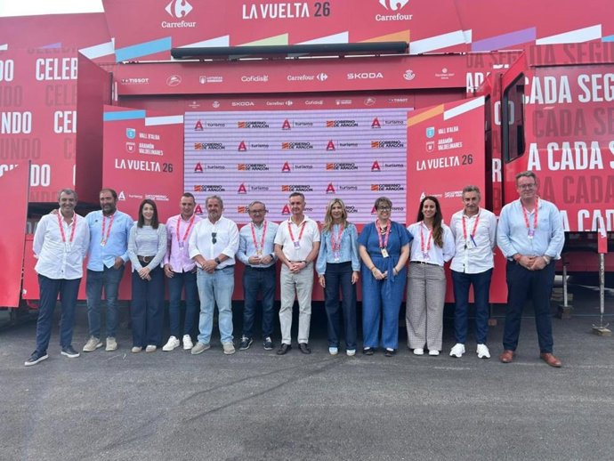 La vicepresidenta Mar Vaquero, los consejeros Luis Biendicho y Arancha Simón, la directora general de Turismo y Hostelería, María Nogueras; junto a otras autoridades de distintas administraciones