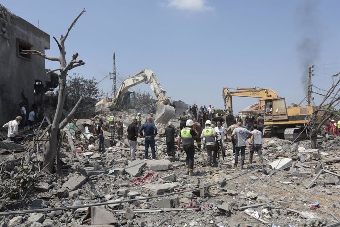 15 de agosto de 2026, Distrito de Nabatieh, Sul do Líbano, Líbano: Um avião de guerra israelense realizou um forte ataque aéreo nos arredores de Deir al-Zahrani, no sul do Líbano, supostamente tendo como alvo um prédio de dois andares. O Ministério da Saú