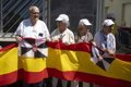 Ceutíes lanzan claveles a las puertas de la Delegación del Gobierno como símbolo de protesta