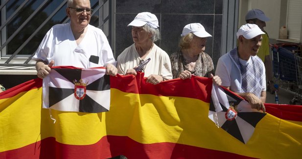 Ceutíes lanzan claveles a las puertas de la Delegación del Gobierno como símbolo de protesta