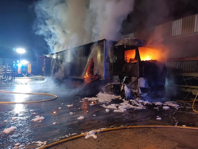 Incendio de camión en Corvera de Toranzo
