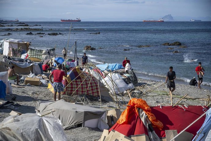 Migrantes en campamentos improvisados en la playa, a 27 de agosto de 2026, en Ceuta (España).