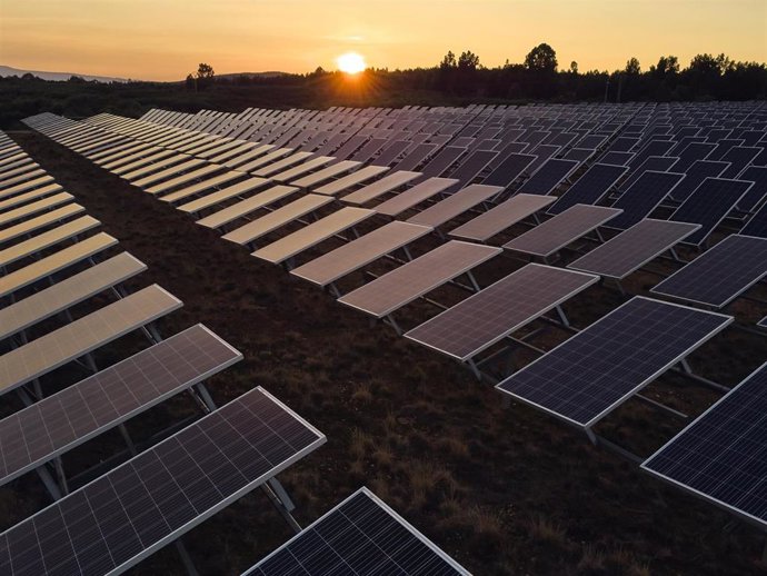 Archivo - El parque solar de Vilardevós, a 21 de junio de 2023, en Vilardevós, Ourense, Galicia (España). Un informe elaborado por Data Centre World, la feria especializada en centros de datos de Madrid Tech Show, y la Asociación Española de Data Centers 