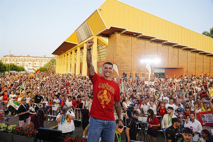 Archivo - El futbolista español, Pedro Porro, durante el recibimiento por parte del ayuntamiento de Don Benito.