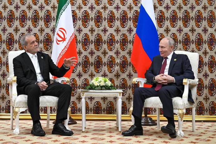 Archivo - Los presidentes de Irán y Rusia, Masud Pezeshkian y Vladimir Putin