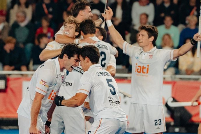 Los jugadores de la selección española de hockey hierba celebran un triunfo.