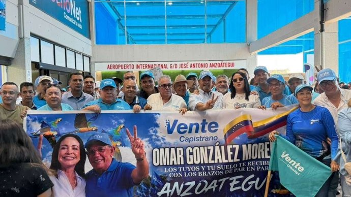 Seguidores del opositor venezolana Omar González esperan su llegada tras más de un año asilado en la Embajada de Argentina en Caracas