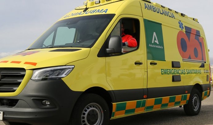 Archivo - Una ambulancia del servicio de emergencias sanitarias 061 de la Junta de Andalucía, en una imagen de archivo.