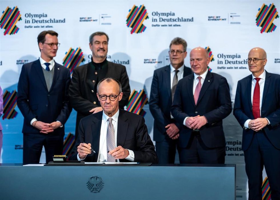 Archivo - 04 December 2025, Berlin: German Chancellor Friedrich Merz sits in front of (L-R), Hendrik Wuest, Minister President of North Rhine-Westphalia, Markus Soeder, Minister President of Bavaria and CSU Chairman, Thomas Weikert, President of the Germa