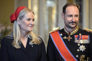 El rei Haakon VIII de Noruega junt amb la seva esposa; Mette Marit, durant un acte al març de 2026, quan encara era príncep hereu (arxiu)