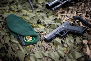 Archivo - Una pistola Glock de la policía colombiana