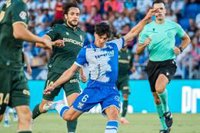 El Sporting de Gijón se lleva en Tenerife un duelo por el liderato provisional de LaLiga Hypermotion