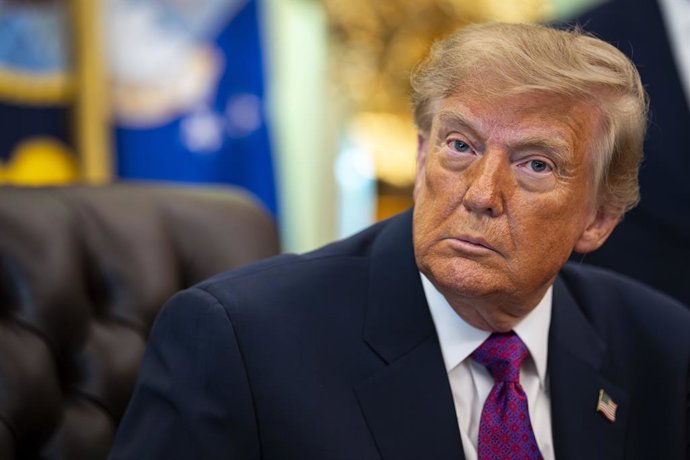 27 de agosto de 2026, Washington, Distrito de Columbia, EUA: WASHINGTON, DC — 27 DE AGOSTO: O presidente dos Estados Unidos, Donald J. Trump, ouve atentamente antes de assinar um decreto para renomear o Lago Ontário como Lago América, em meio a uma recent