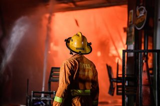 August 28, 2026, Bangkok, Thailand: BANGKOK, THAILAND, AUGUST 28, 2026: Firefighters respond to a fire at Khlong Thom Centre, a major electronics and technology market with more than 500 shops, on Worachak Road in Bangkok's Pom Prap Sattru Phai district. 