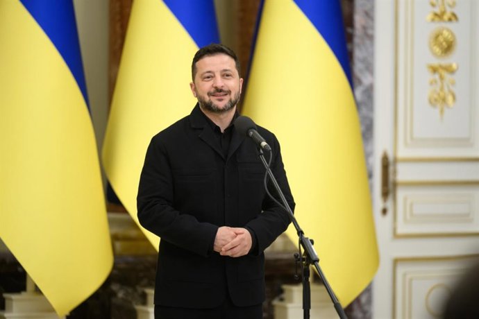 26 de agosto de 2026, Ucrânia, Ucrânia, Ucrânia: O presidente ucraniano Volodymyr Zelensky entrega os prêmios “Lenda Nacional da Ucrânia” a vários militares e civis durante uma cerimônia na Ucrânia em 26 de agosto de 2026