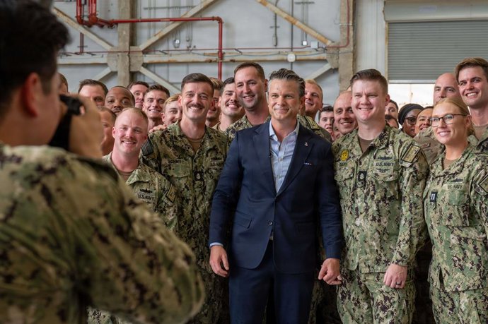 21 de agosto de 2026, North Charleston, Carolina do Sul, Estados Unidos: O secretário de Defesa dos EUA, Pete Hegseth, posa com militares durante uma visita à recém-renomeada Base Conjunta Lindsey Graham, em 10 de agosto de 2026, em North Charleston, Caro