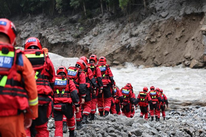 GYIRONG, 29 de agosto de 2026  -- Esta foto mostra as operações de busca e resgate em andamento na área atingida pelo deslizamento de terra no condado de Gyirong, na Região Autônoma de Xizang, no sudoeste da China, em 29 de agosto de 2026.   Um deslizamen