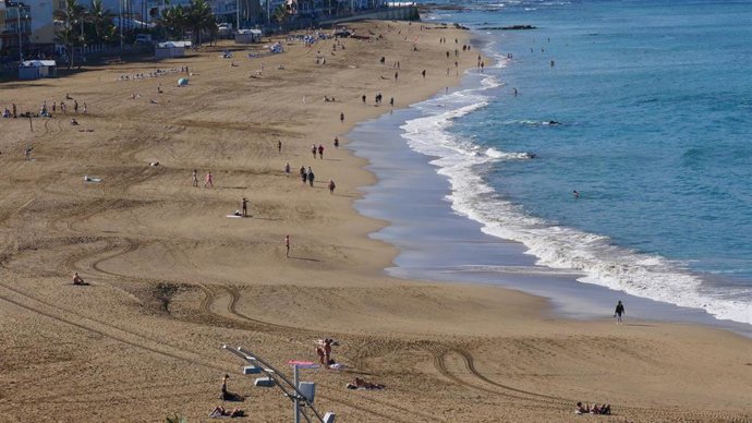 Archivo - Ambiente en la Playa de las Canteras el día del comienzo del invierno, en Las Palmas de Gran Canaria, Canarias (España), a 21 de diciembre de 2020. 