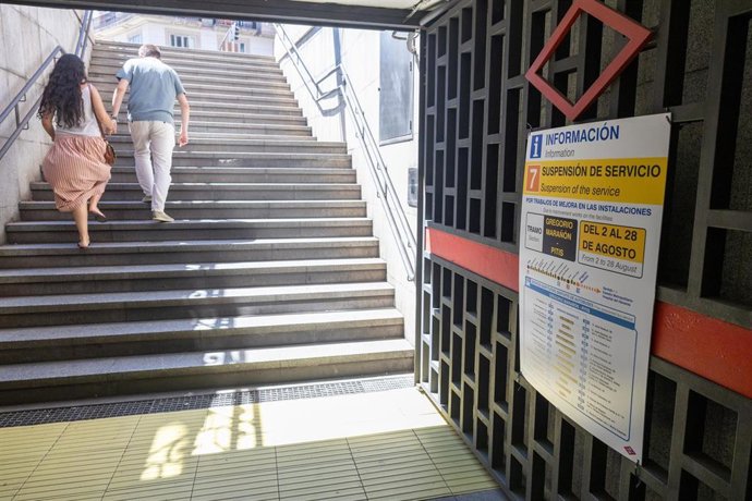 Cartel de aviso en la estación de Gregorio Marañón
