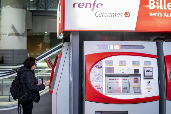 Archivo - Una mujer sin mascarilla obtiene un billete para Cercanías de una de las máquinas de la estación Puerta de Atocha-Almudena Grandes, a 26 de enero de 2023, en Madrid (España).
