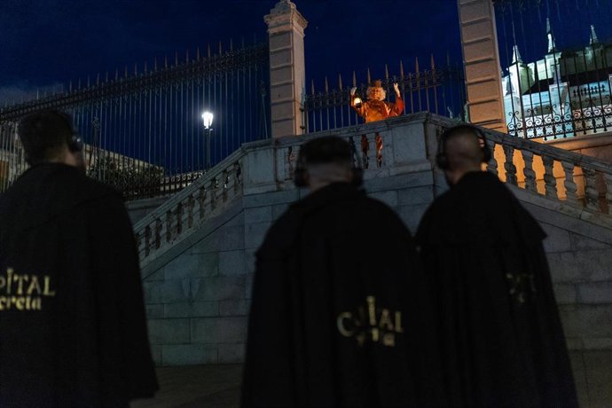 Archivo - Varios participantes con capas durante un tour por el centro histórico de Madrid.