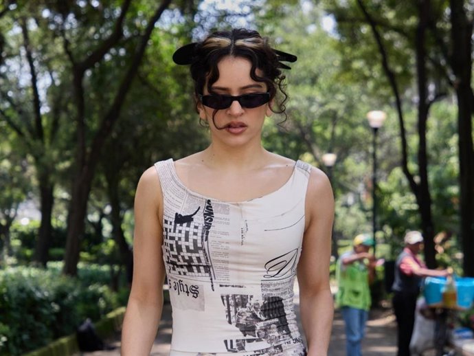 Rosalía, en Nueva York, con un vestido con estampado de periódico