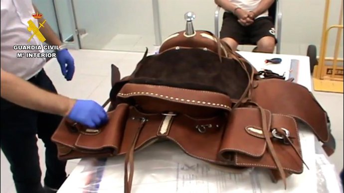 Intervenidos en Guadalajara más de cinco kilos de cocaína ocultos en una silla de montar enviada desde Colombia
