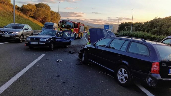 Colisión de dos vehículos en la A-8