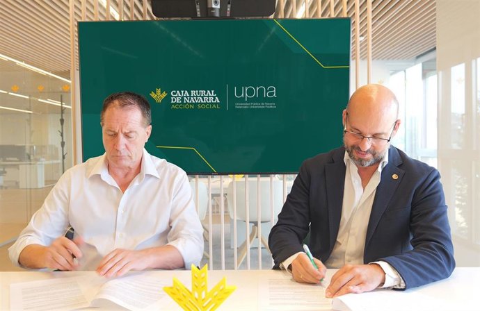 Irma de convenio entre la UPNA y Acción Social de Caja Rural de Navarra. I-D: Juan Mari Ayechu, responsable de Acción Social de Caja Rural de Navarra, y Javier Goicoechea, vicerrector de Enseñanzas de la UPNA.