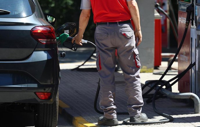 Archivo - Una persona reposta gasolina