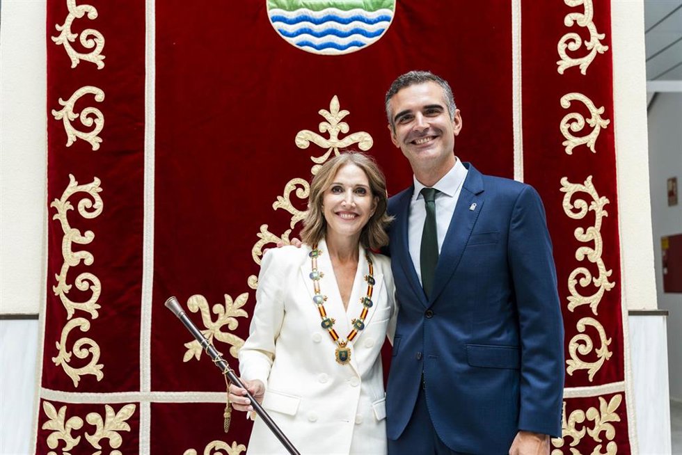 La nueva alcaldesa de El Ejido (Almería), Julia Ibáñez, junto al consejero de Agricultura, Pesca, Agua y Desarrollo Rural, Ramón Fernández-Pacheco, tras tomar posesión del cargo. Imagen de archivo. 