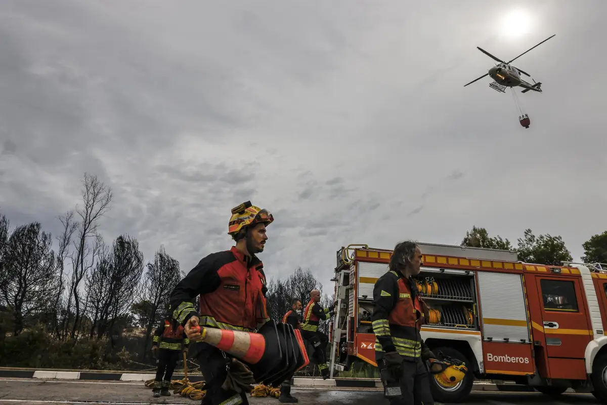 Bomberos trabajando en la extinción de incendios en El Saler, Comunidad Valenciana (España)
