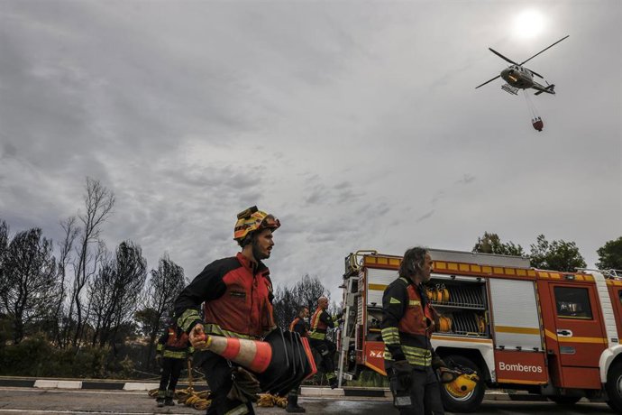 Varios bomberos realizan labores de extinción de incendios, a 28 de agosto de 2026, en El Saler, Comunidad Valenciana (España). 