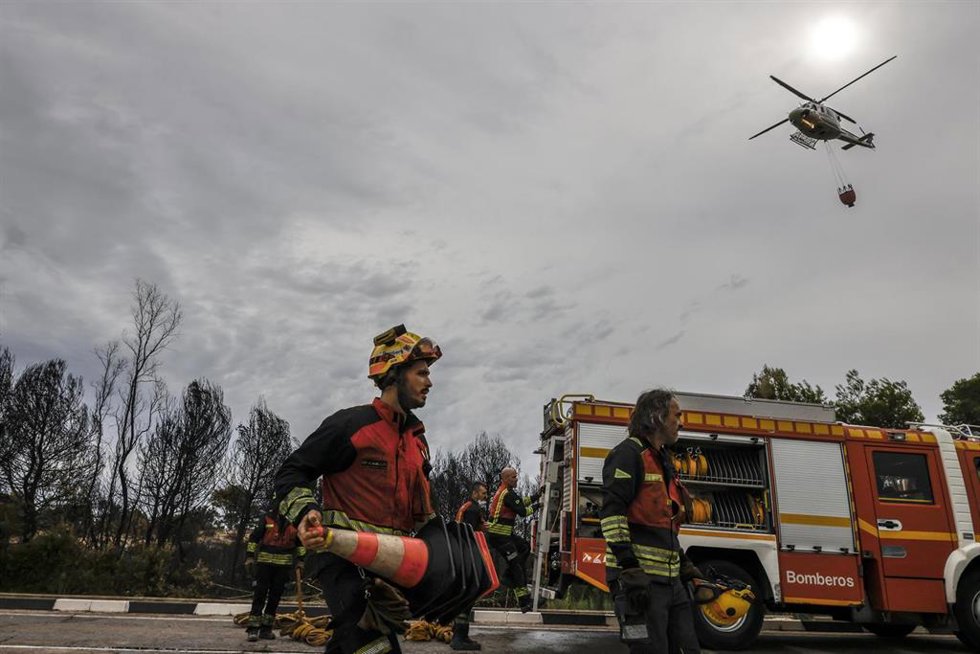 Varios bomberos realizan labores de extinción de incendios, a 28 de agosto de 2026, en El Saler, Comunidad Valenciana (España). 