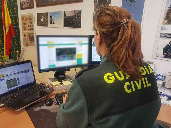 Archivo - Agente de la Guardia Civil de Artà en la investigación de robos en hoteles.