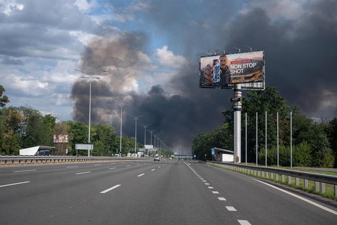 27 de agosto de 2026, Região de Kiev, Ucrânia: Uma nuvem de fumaça preta se eleva do local de um ataque russo no distrito de Boryspil, na região de Kiev, na Ucrânia, em 27 de agosto de 2026. O exército russo atacou centros de distribuição e armazéns logís