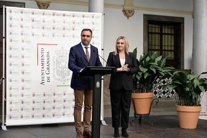 Archivo - El presidente de la Diputación de Granada, Francis Rodríguez, y la alcaldesa de la capital granadina, Marifrán Carazo, en una foto de archivo.